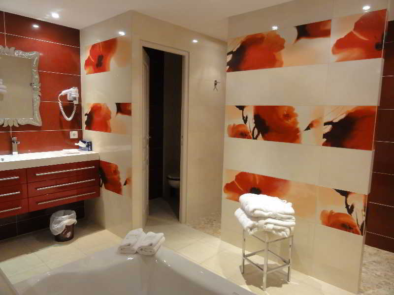 Hotel Restaurant Les Coquelicots, The Originals Relais Saint-Pardoux-l'Ortigier Esterno foto