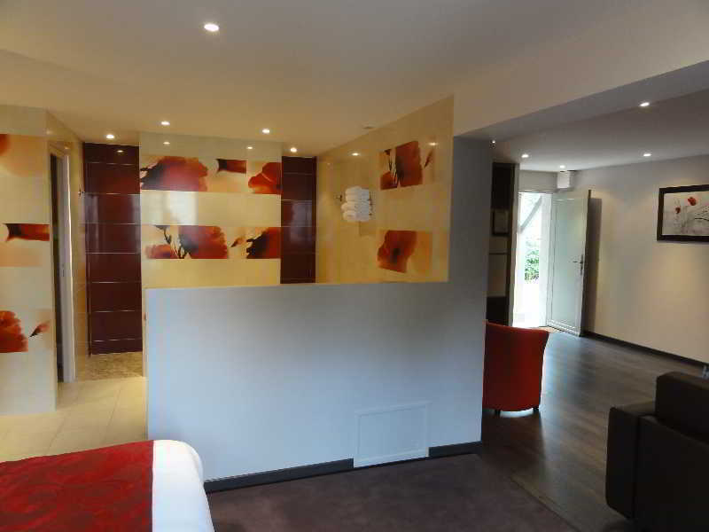 Hotel Restaurant Les Coquelicots, The Originals Relais Saint-Pardoux-l'Ortigier Esterno foto
